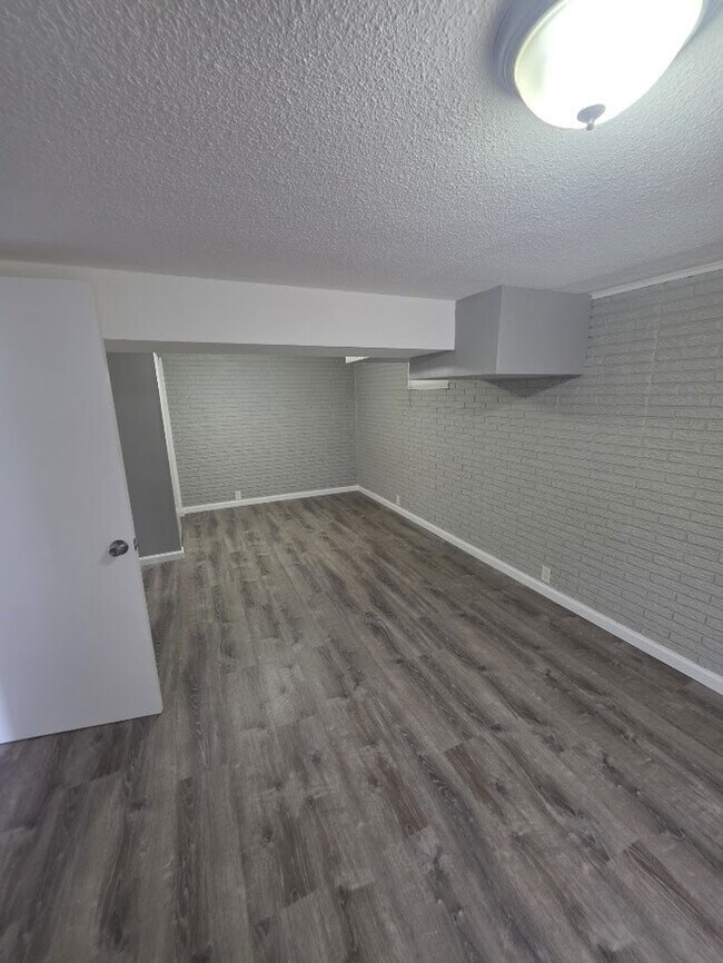 Building Photo - Beautiful 4 bedrooms and 1 bath home located on NE 38th St in Kansas City, MO