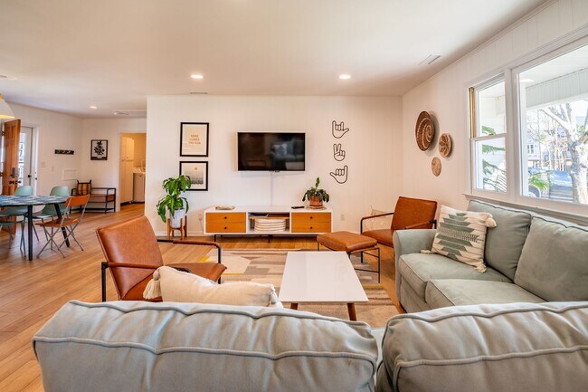 Foto del edificio - BEACH HOME NOW AVAILABLE FOR OFF-SEASON MONTHLY RENTAL