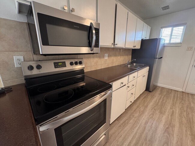Building Photo - 9400 Candelaria Rd NE
