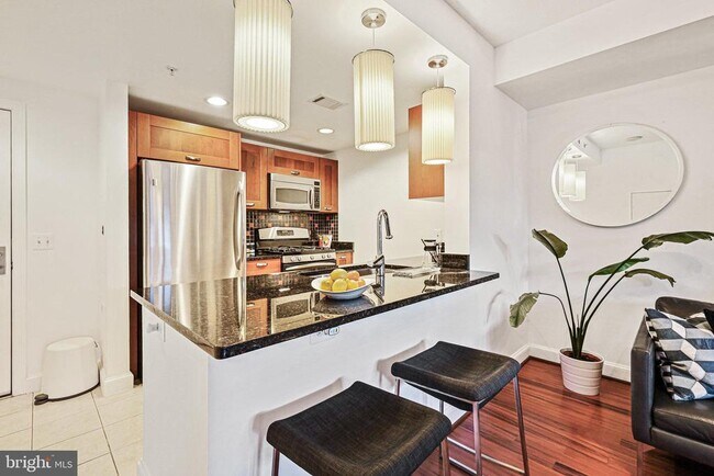 Foto del edificio - 2451 Midtown Ave