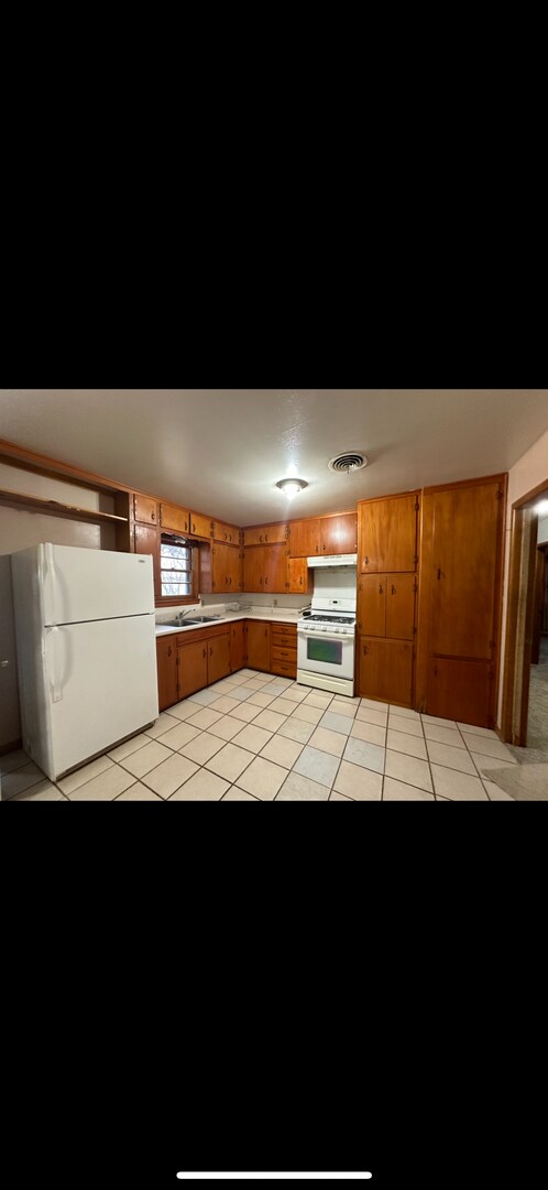 Building Photo - Spacious 2 Bed House! Large backyard!