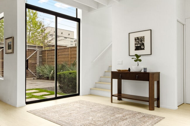 Foto del edificio - 2319 N Carroll Ave