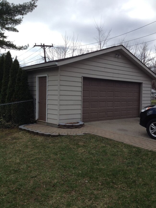 Building Photo - 3 BEDROOM NORTHVILLE HOUSE FOR LEASE!