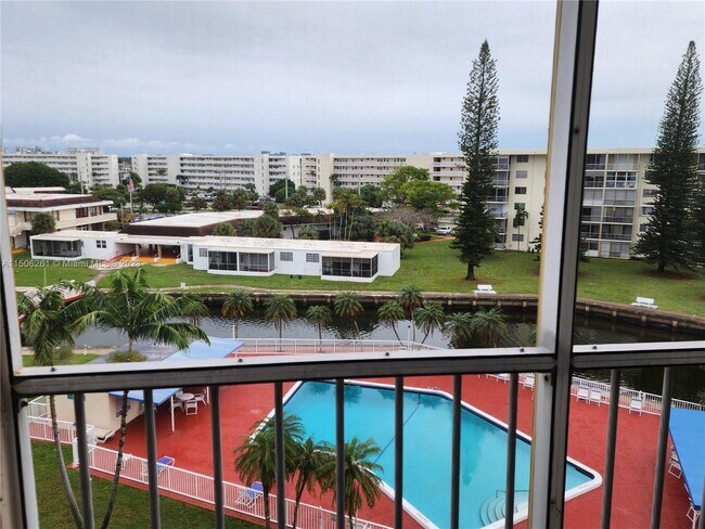 Foto del edificio - 2859 Leonard Dr