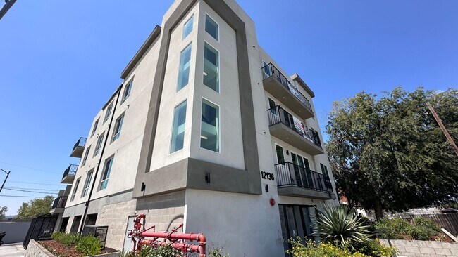 Foto del edificio - Affordable 1-Bedroom Top Floor Unit with M...
