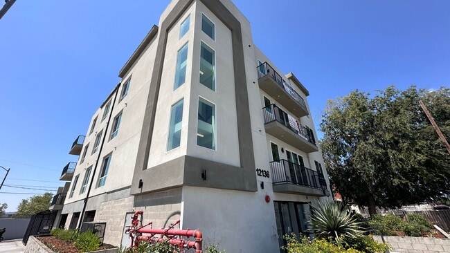 Building Photo - Affordable 1-Bedroom Top Floor Unit with M...