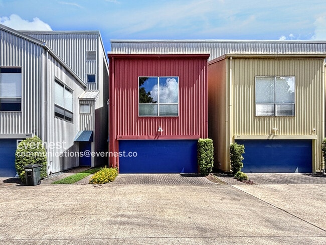 Building Photo - 666 Lester St