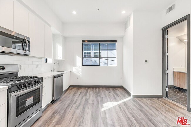 Building Photo - 161 S Normandie Ave