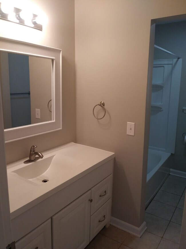 Foto del edificio - 2 Bed 1 Bath Duplex Conveniently Located i...