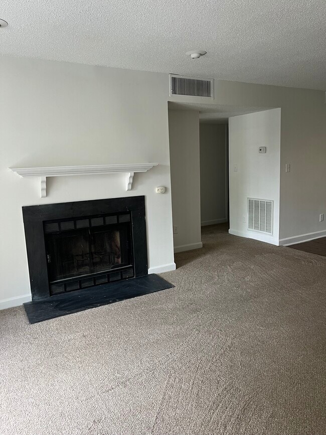 Foto del edificio - McIver Square Apartments: NEAR UNCG