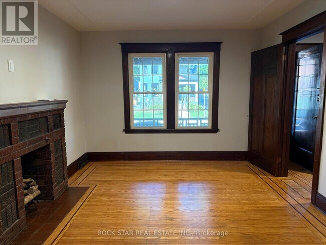 Building Photo - 203 Fairleigh Ave S