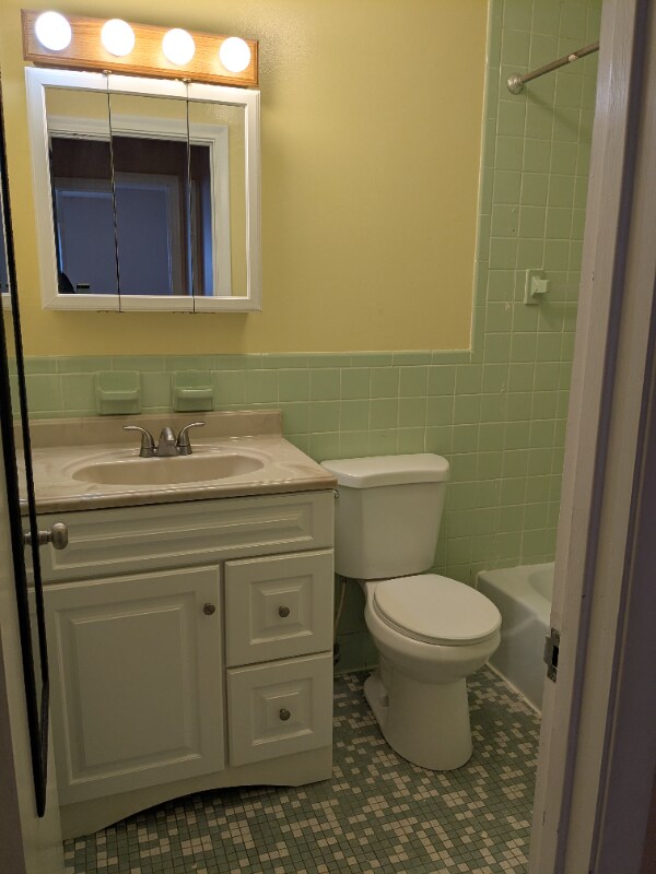 Building Photo - 12 Thompson Rd