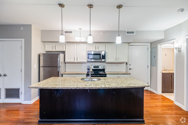 2BR, 2BA - 859SF - Kitchen - Locust Grove