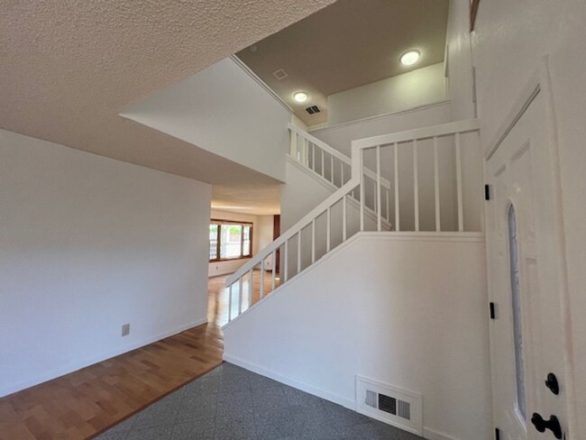 Foto del edificio - Massive 5 Bedroom Pinole Valley Home Avail...