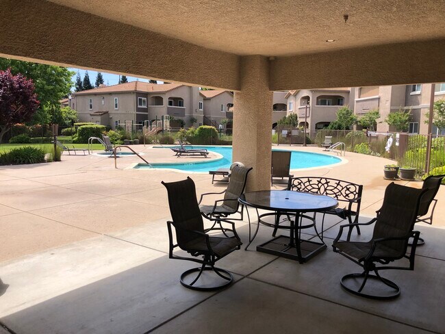 Zona de piscina cubierta - 10001 Woodcreek Oaks Blvd