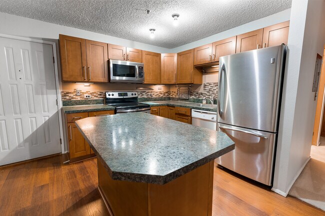 Kitchen - 511 E Roy St