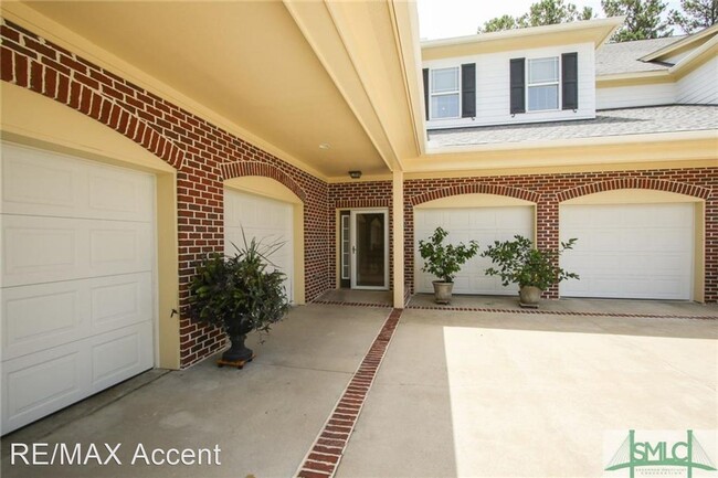 Building Photo - 4 br, 2.5 bath House - 2003 River Oak Drive