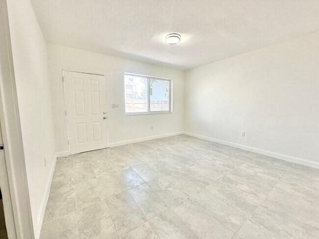 Building Photo - Freshly remodelled 2bed/1bath in a duplex close to Wynwood: for rent now @ $ 2,100.00!
