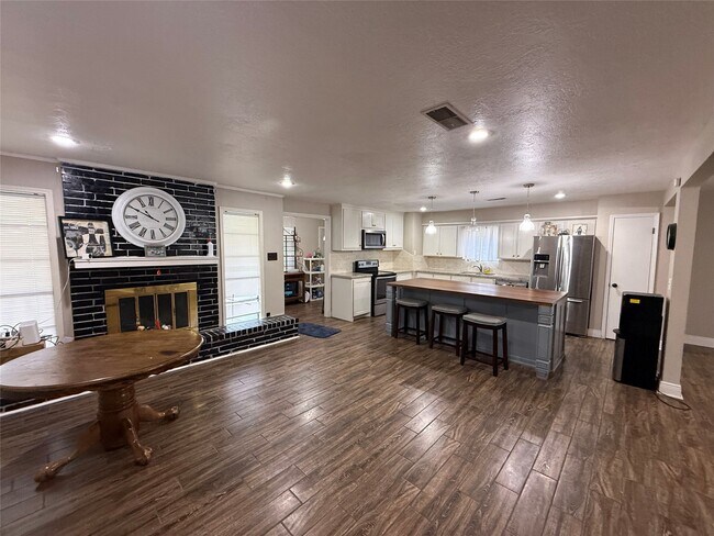 Foto del edificio - 3305 Tompkins Dr