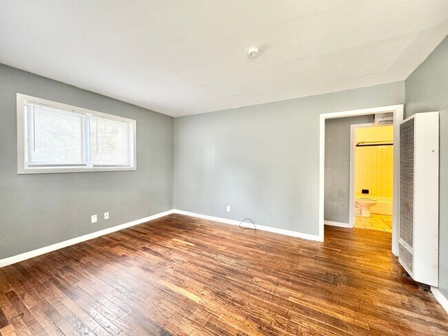 Building Photo - Adorable 2 Bedroom Convenient to UNCG & Downtown Greensboro