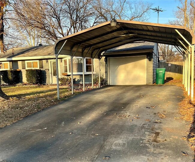 Building Photo - 1709 Andrews Dr