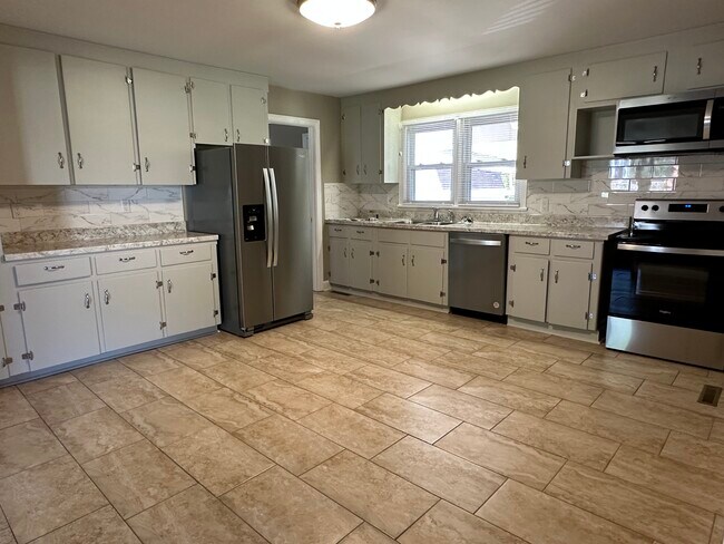 SPACIOUS KITCHEN - 107 Idletime Dr