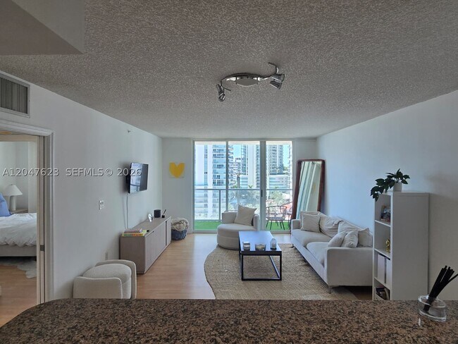 Building Photo - 1155 Brickell Bay Dr