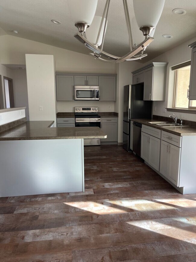 Foto del edificio - 3 Bedroom 2 Bath With a 2 car garage