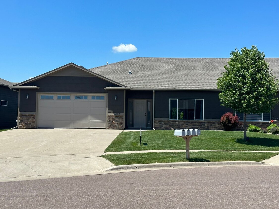 Foto principal - 6402 Keller Cr-- Twin Home