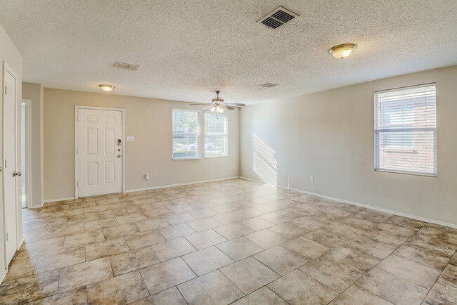 Foto del edificio - 1237 Candler Dr