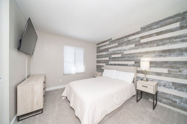 Building Photo - Downtown Condo with Utilities Included