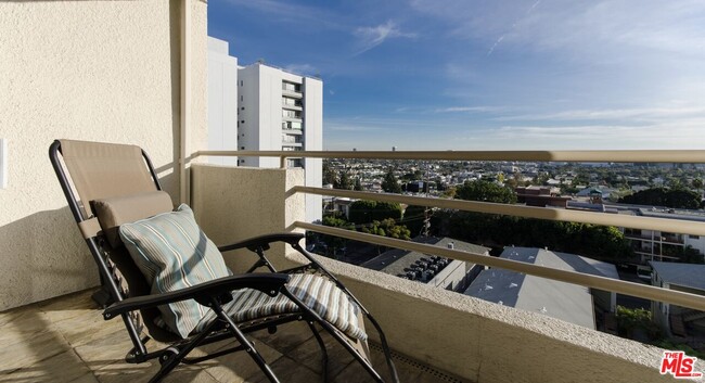 Foto del edificio - 1131 Alta Loma Rd