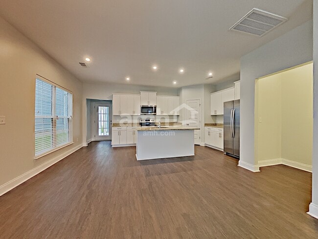 Building Photo - 5350 Tupelo St