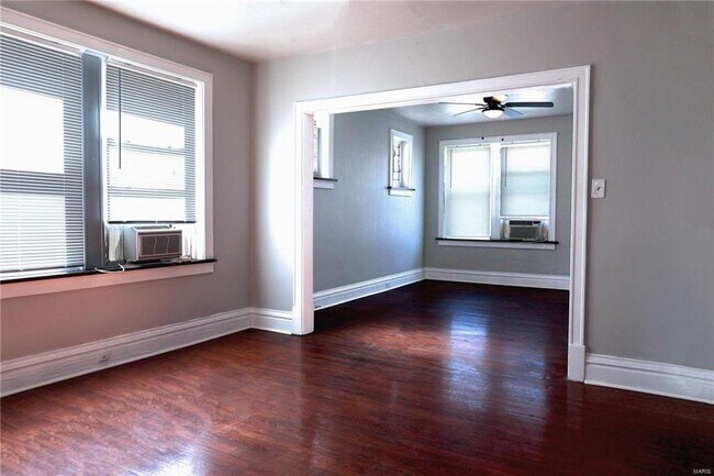 Foto del edificio - 4915/4917 Lindenwood Ave