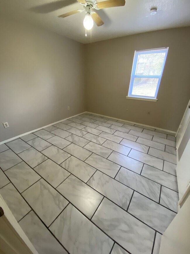 Foto del edificio - 3 Bed 1 Bath House Total Electric, 1 Car G...