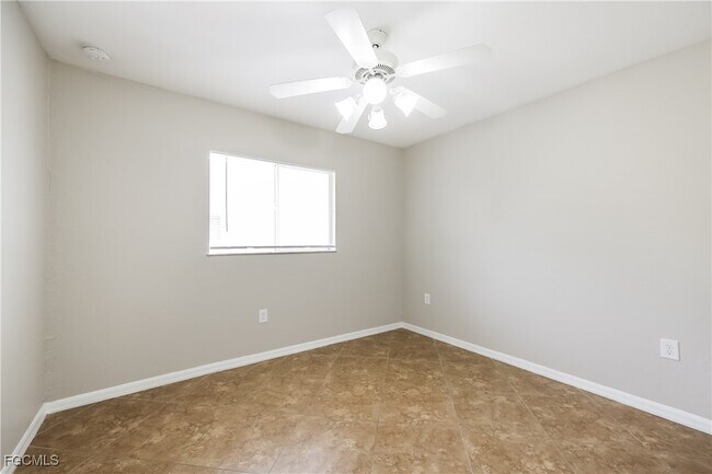 Foto del edificio - 1056 Summa Blvd