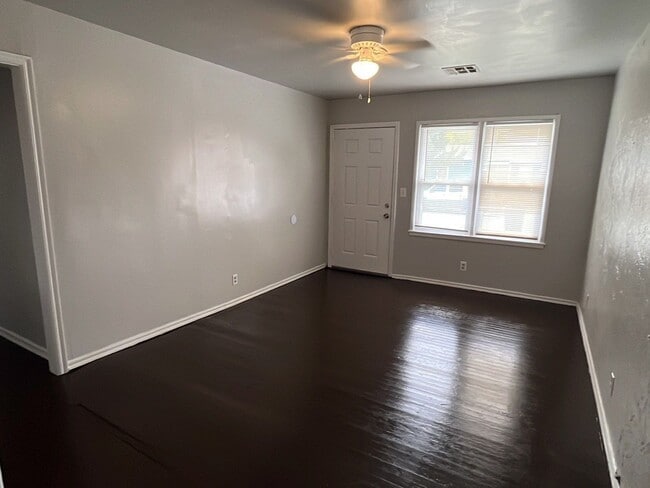Building Photo - 1/2 Off First Months Rent!  Nice 3 Bedroom...