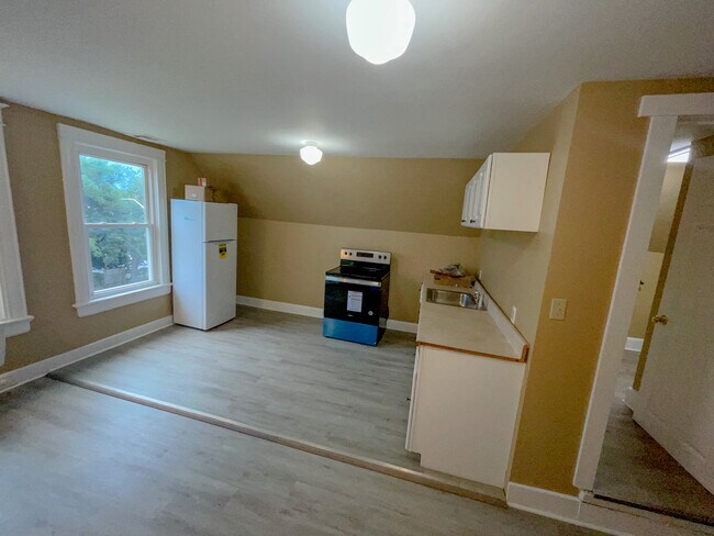 Unit 3 Kitchen - 51 Garden St