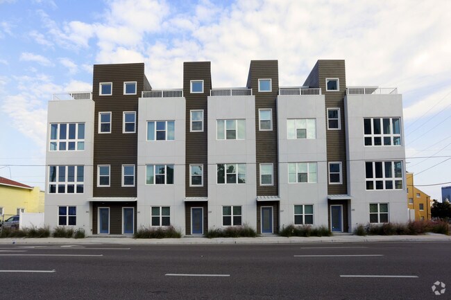 Building Photo - Skye333 Townhomes