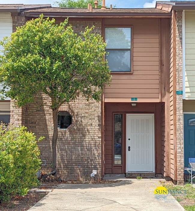 Building Photo - Charming Two-Story 2 Bedroom Home in Fort ...