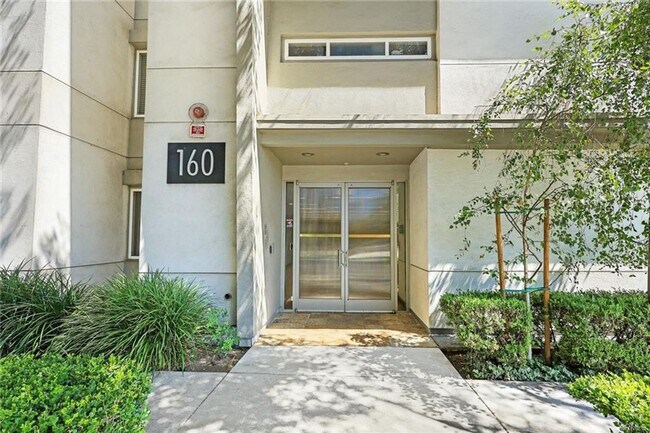 Foto del edificio - Enjoy the Best of Pasadena from This Beautifully Maintained Condo