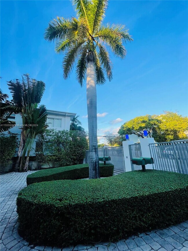 Foto del edificio - 8036 Harding Ave