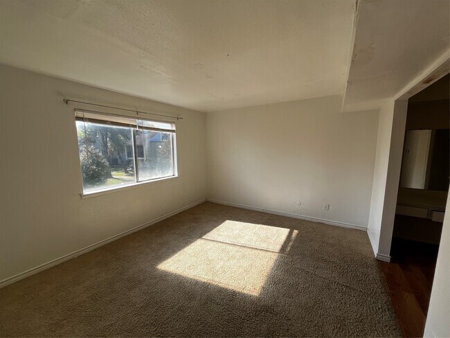 Building Photo - 5625 Antoine Dr