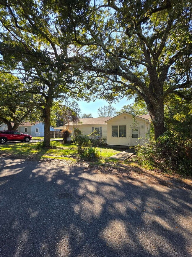 Building Photo - Darling home ready for you!