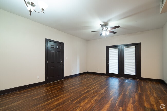 2BR, 2BA - 1,048SF - Living Room - Westport Woods