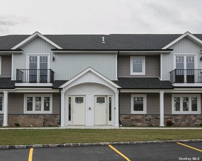 Building Photo - 170 W Montauk Hwy