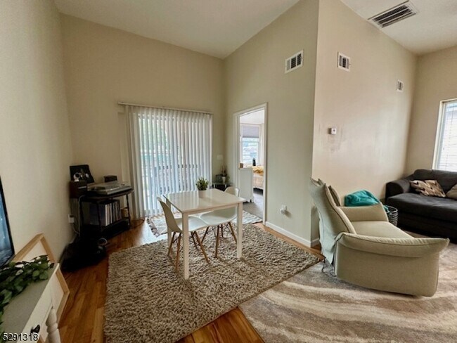 Foto del edificio - 151 Valley Rd