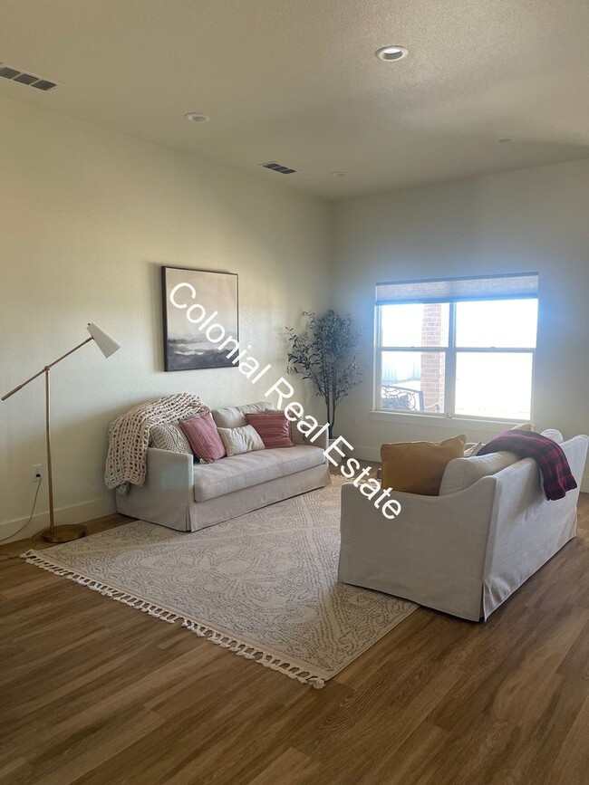Building Photo - Coming soon! Beautifully updated, spacious...