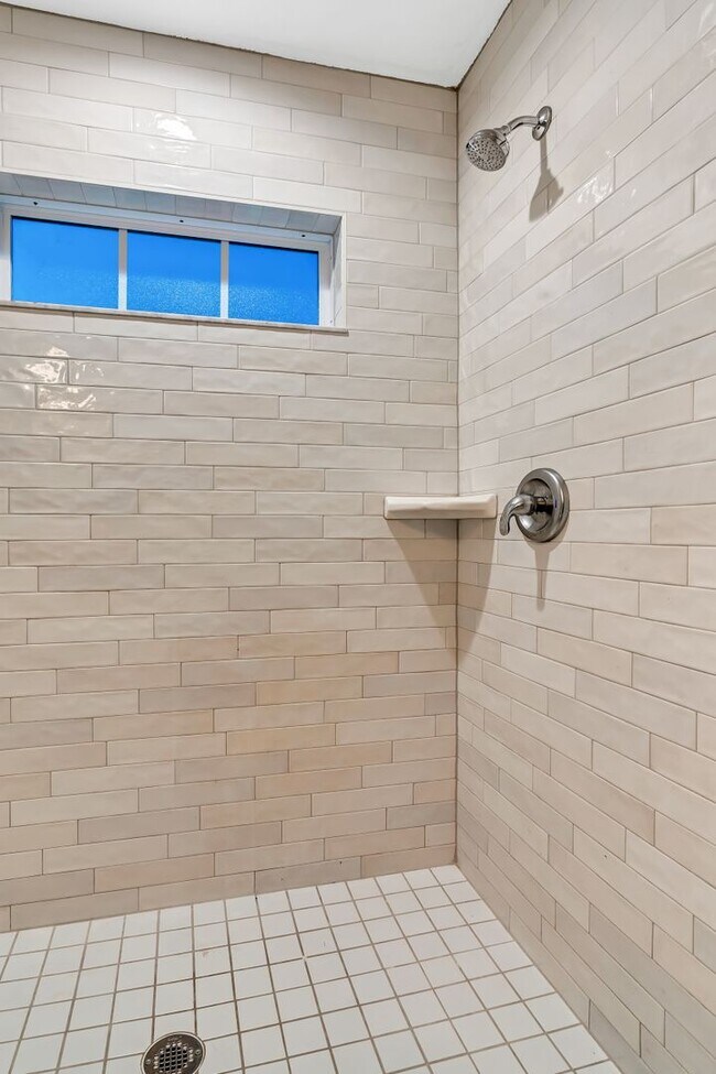 Building Photo - Enchanting 4-Bed 2-Bath Bungalow: Bradento...