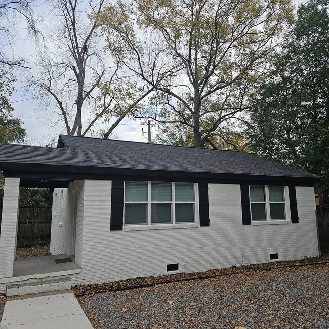 Building Photo - 830 S Kilbourne Rd